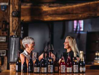 Rheinewelten_Schloss Salenegg Weinkeller, Mutter und Tochter, Bündner Herrschaft, Maienfeld, Schloss Salenegg, Wein degustation
