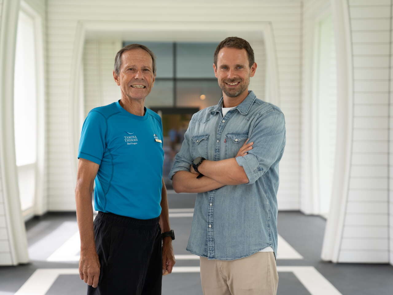 Markus Signer und Manuel Rothmund stehen im Eingang der Tamina Therme im Kurort Bad Ragaz.