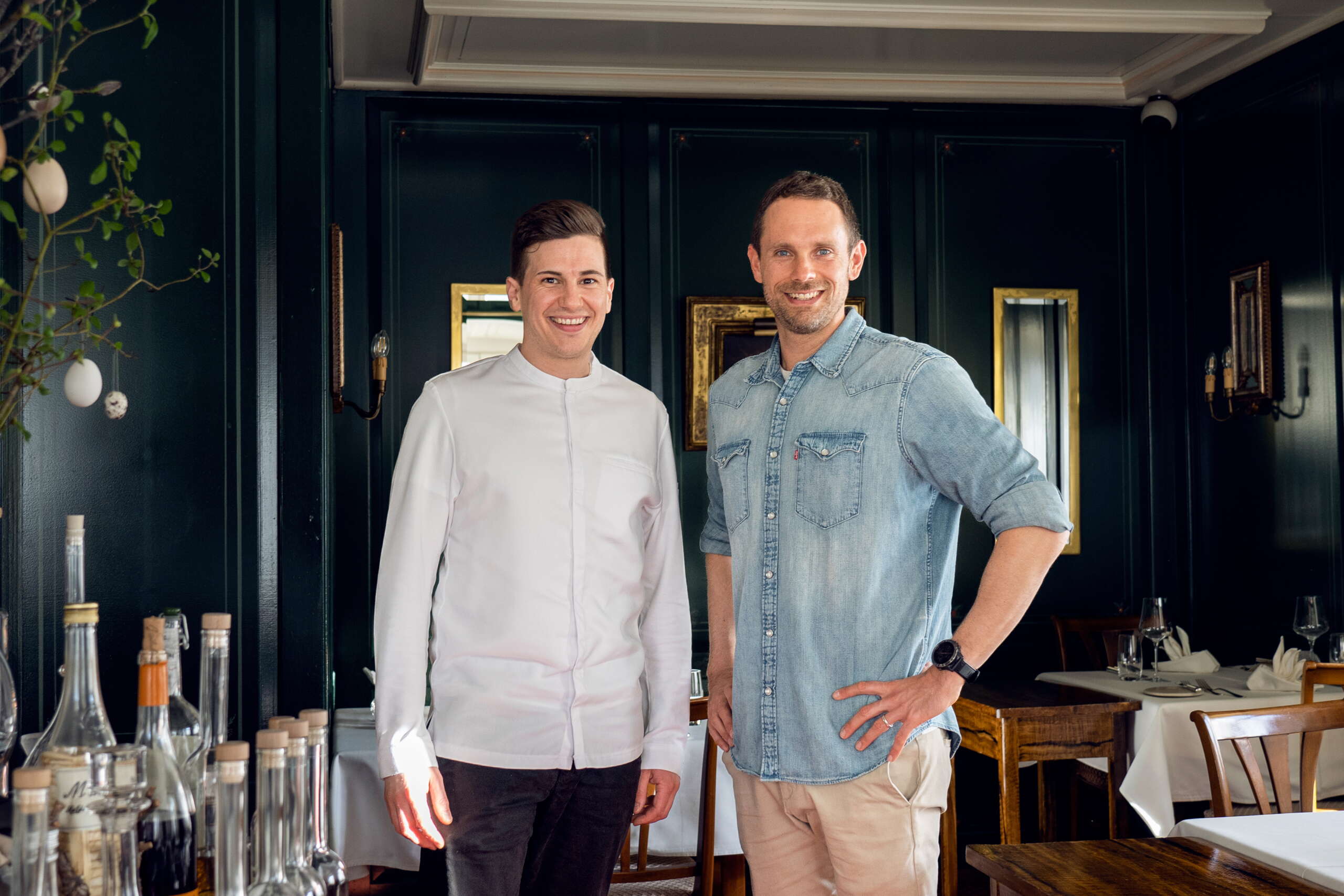 Rogerer Kalberer & Manuel Rothmund stehen im Restaurant Schlüssel