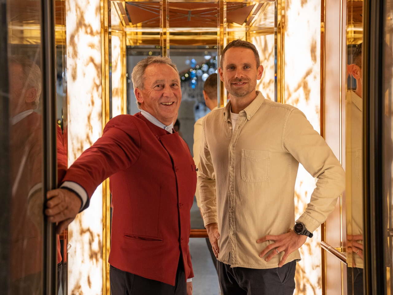Sepp Kressig mit Manuel Rothmund im Aufzug des Grand Resort Bad Ragaz